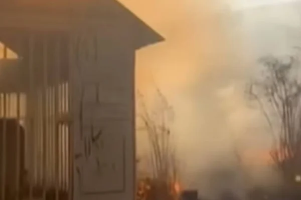 Mezarlık ateşe verildi