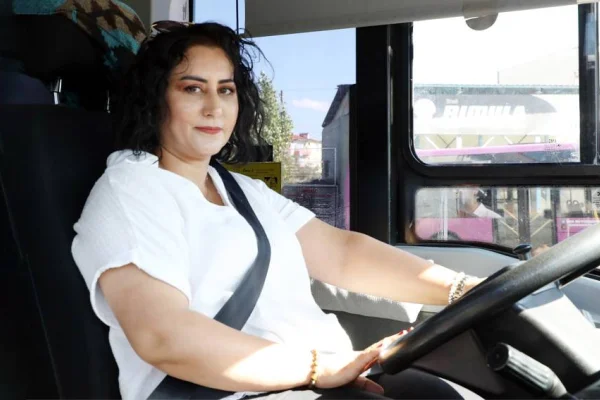 9 yıl sonra mor otobüsüyle