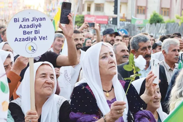 Tecrit ve savaş protesto edildi