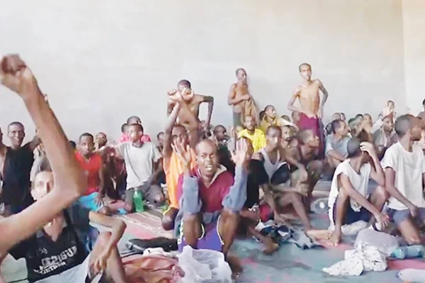 Esir bin 300 göçmen kurtarıldı