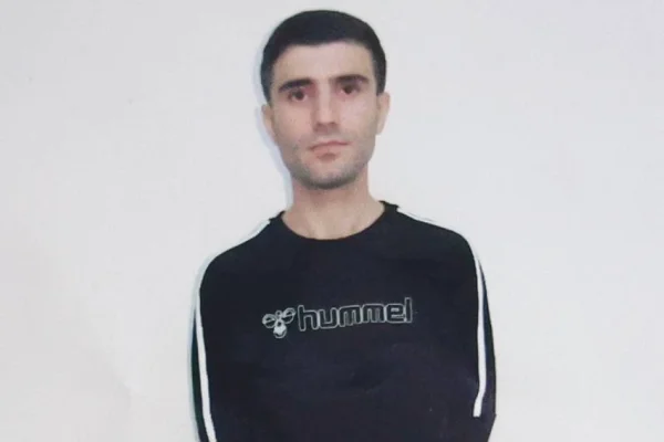 Tek kişilik hücrede tutuluyor