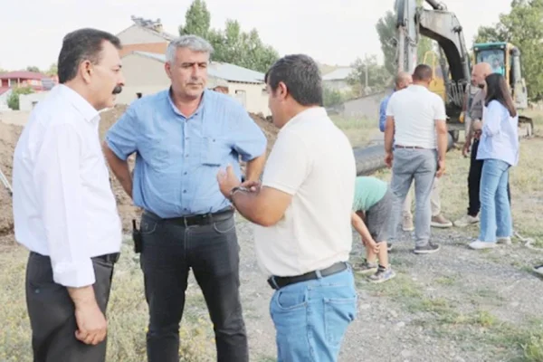 Agirî, enkazı kaldırıyor