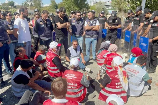 Hakkını isteyen işçiye ters kelepçe