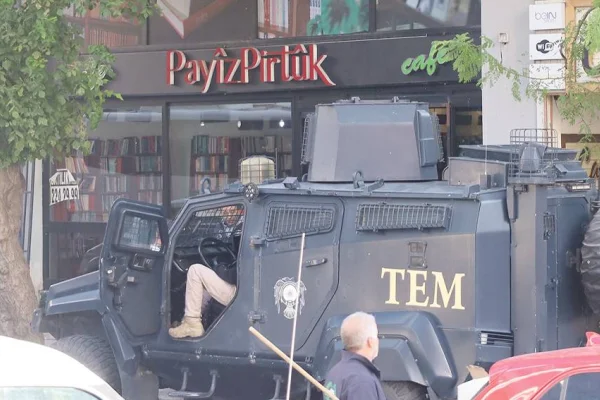 29 kişi Kürtçe için gözaltında