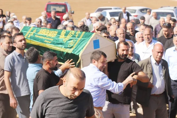 Şehit oğlunun yanında