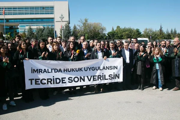 Hukukçular AYM'ye seslendi