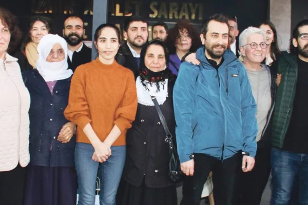 8 aydır evlerinde hapisler