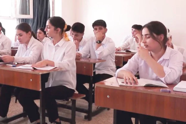 Mexmûr, çocuklarını eğitiyor