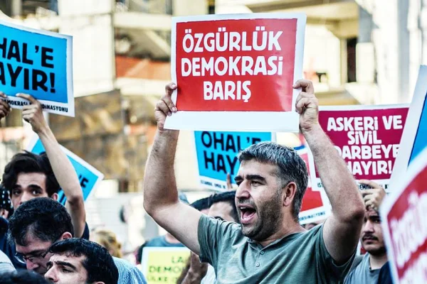 Demokrasi mi, AKP krizi mi?