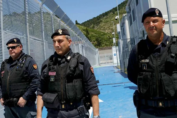 25 Afgan'a sınır dışı