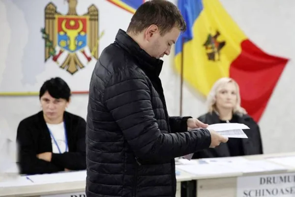 Moldova'da kıl payıyla 'Evet'