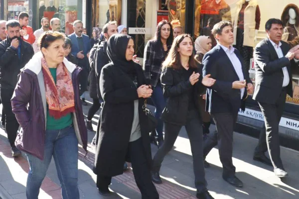 Êlih üç koldan yürüdü