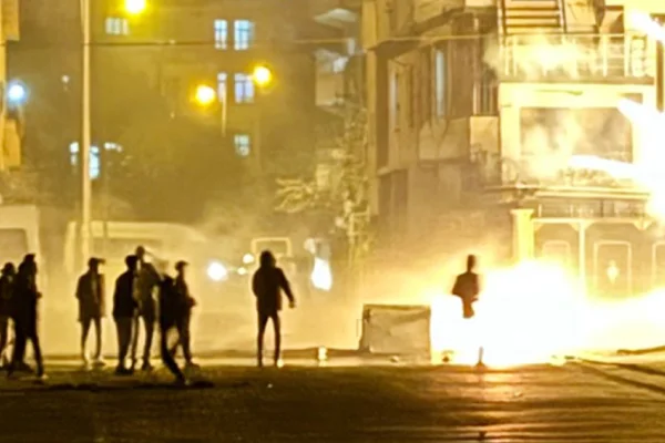 Gece boyunca protesto
