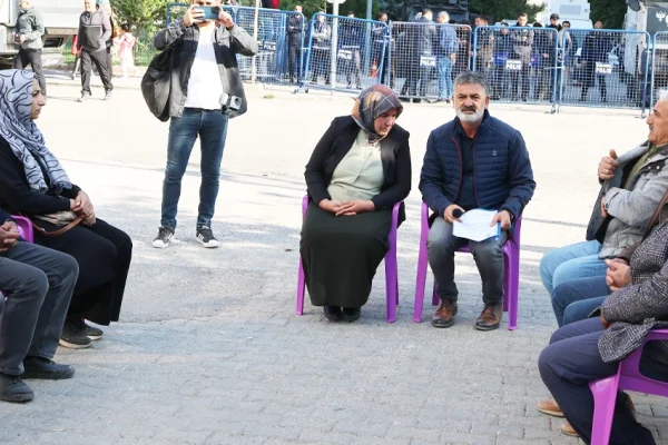 Belediye kapısında meclis toplantısı