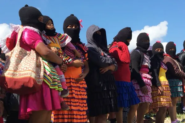 Zapatista kadınları savaşa hazırlanıyor