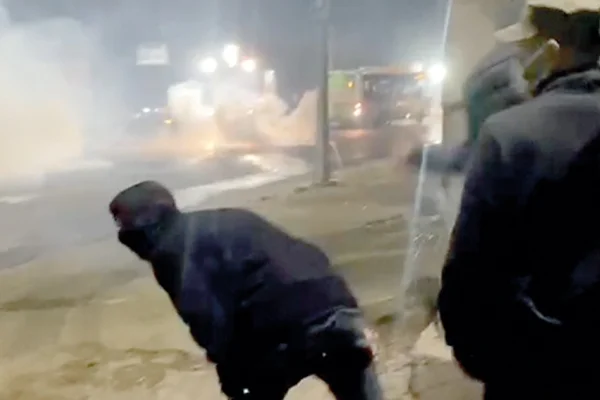 Gençler sokakları terk etmiyor