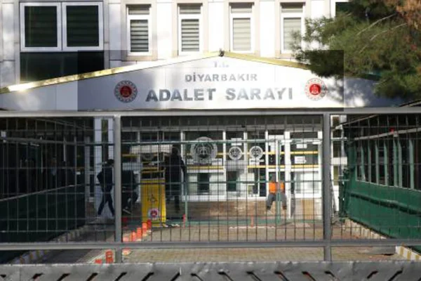 Amed'de 9 kişi serbest