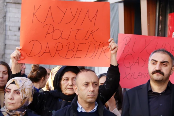 Kayyumlardan vazgeçmiyorlar