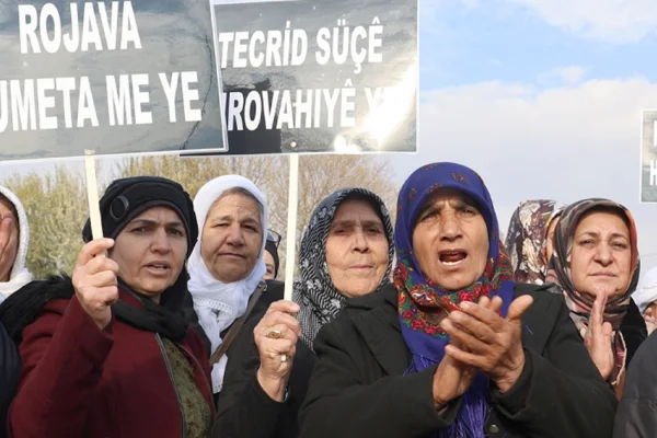 Kobanî sınırında yürüyüş