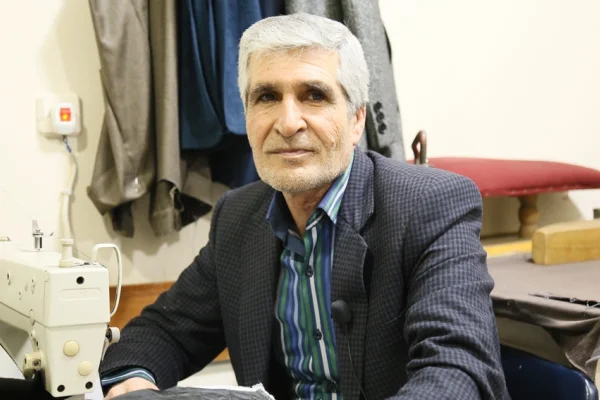 Şapka düştü kel göründü!
