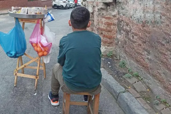 Çocuklar yoksul çocuklar aç