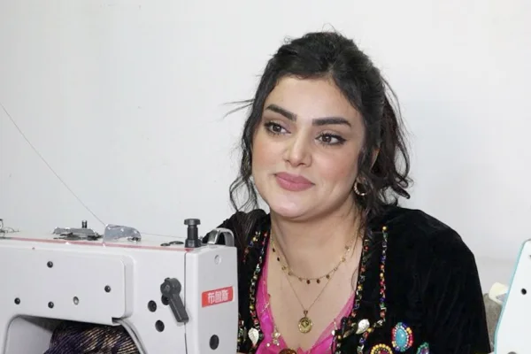 Tek eliyle terzilik yapıyor