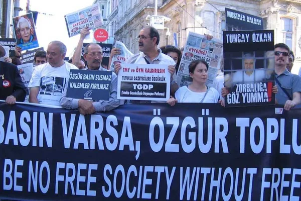 100’den fazla gazeteci rehin