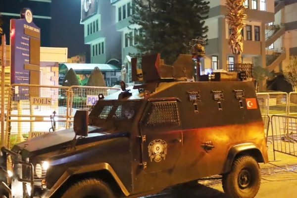 Kayyum rejiminden vazgeçmiyor