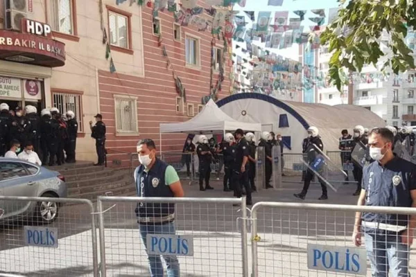 HDP binalarına baskın