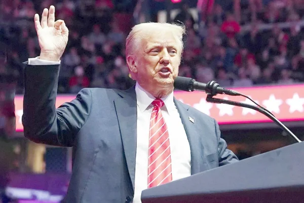 Trump resmen başkanlık koltuğunda