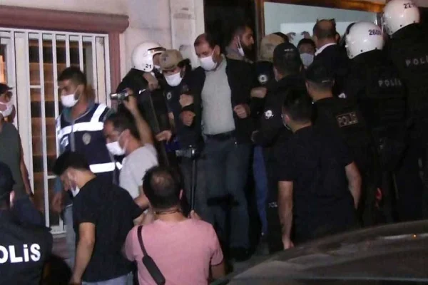 Amed eşbaşkanları rehin alındı