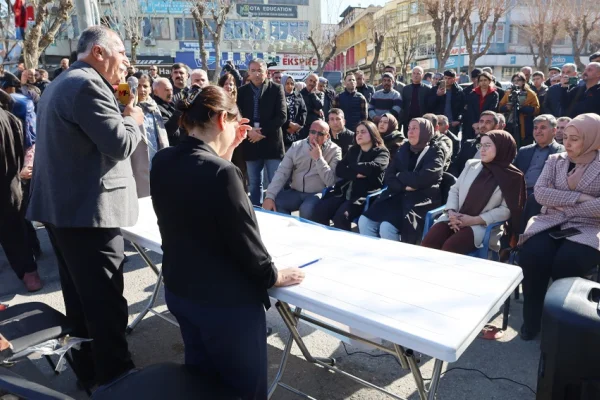 Belediye önünde Meclis toplantısı