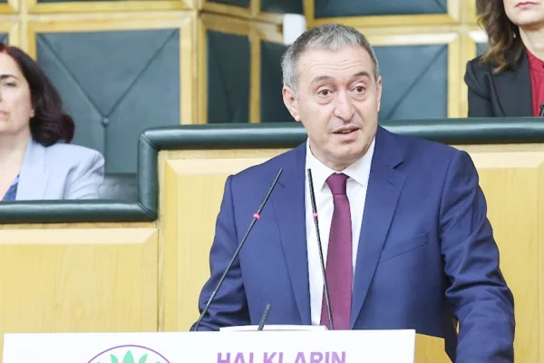 Kürtlerin boynuna basarak barış olmaz