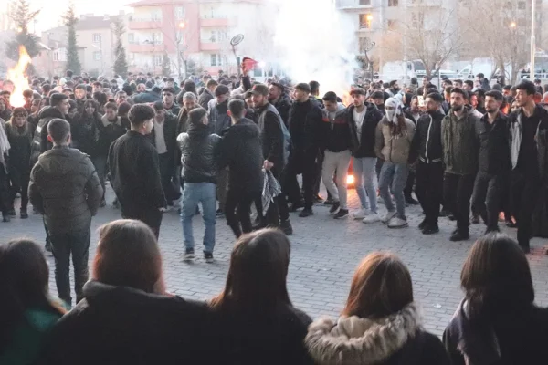 Halk belediye önünden ayrılmıyor