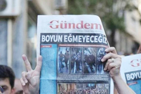 Özgür Gündem'e üç hapis