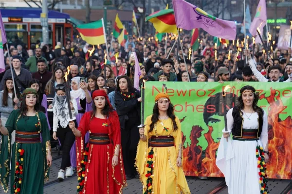 Newroz meydanlarına meşalelerle yüründü