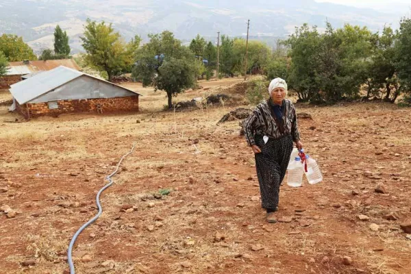 Burada üç beş ev kalmışız bizi yerimizden edecekler