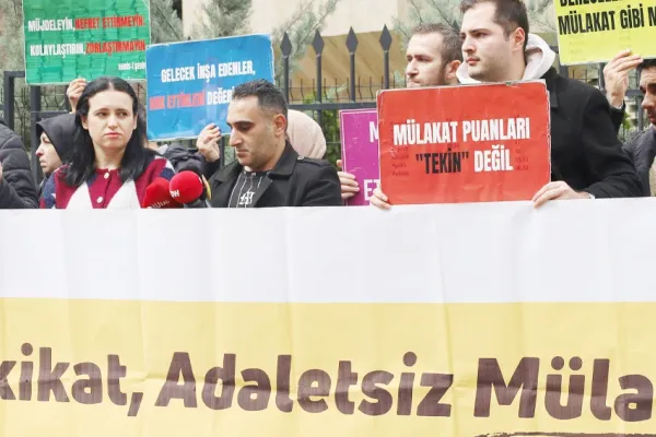 Öğretmenler oturma eyleminde