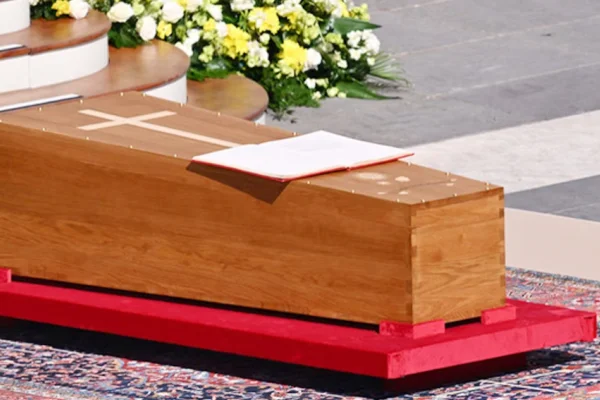 Papa’nın tabutunun dokunduğu halılar