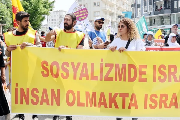 Sosyalist yaşamda ısrar ediyoruz