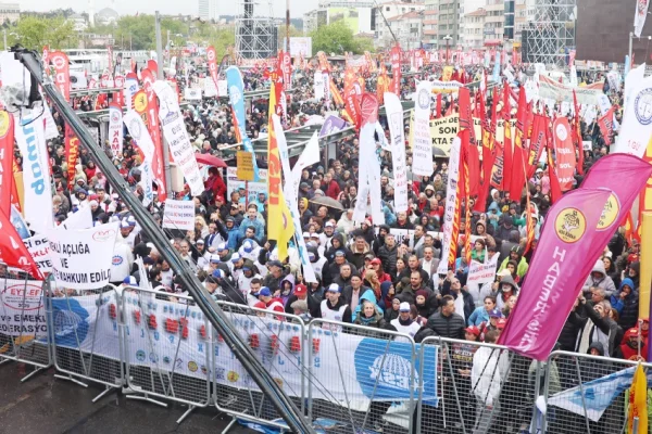 İktidara rağmen alanlar doldu