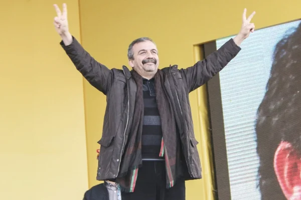 Sırrı Süreyya Önder ve aşka yolu düşenler