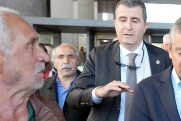 Sırrı’nın töreninde Özel’e yumruk