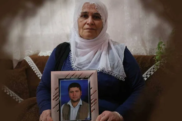 Tutsak yakınlarına gözaltı