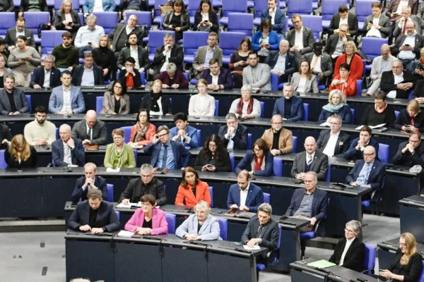 48 parlamenterden Koç için çağrı