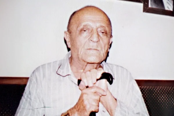 Bir elinde hançer bir elinde kalem