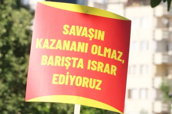 Devrim namludaki karanfilin ucunda