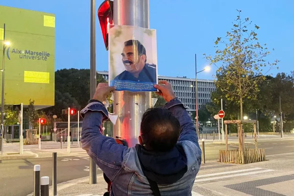 Gençlerden Öcalan afişlemeleri