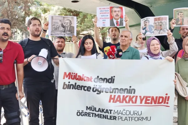 Öğretmenler bakanlık önünde