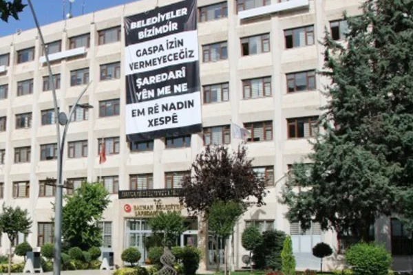 Kayyumdan sosyologa hakaret
